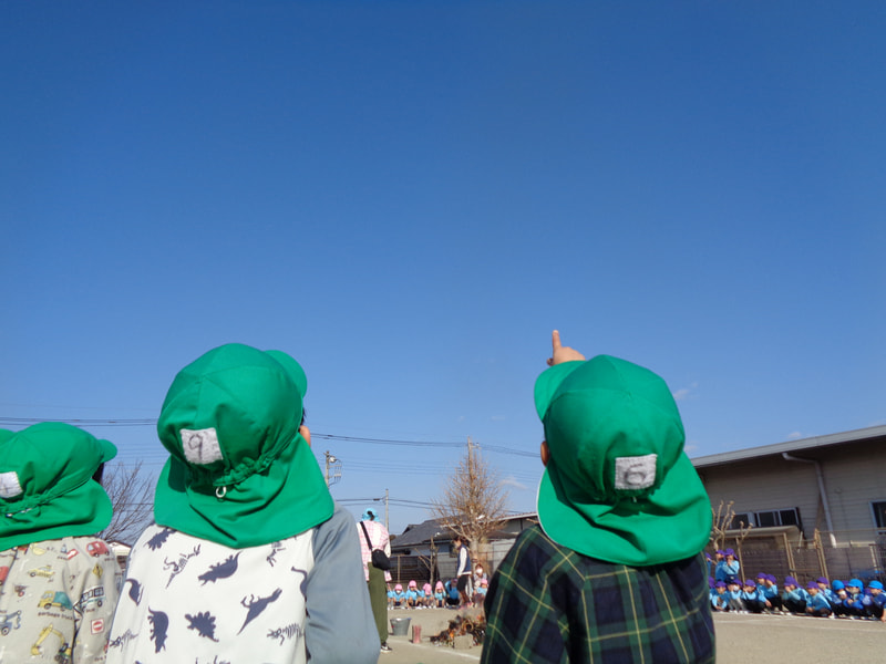 立ち昇る煙を見て「煙になって空に帰っていく」と子どもたち。お飾りは神様だと思っているので、空に帰ると思ったようです。