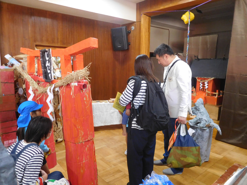 神社には絵馬もあるよ。鈴を鳴らしてお願いしよう。