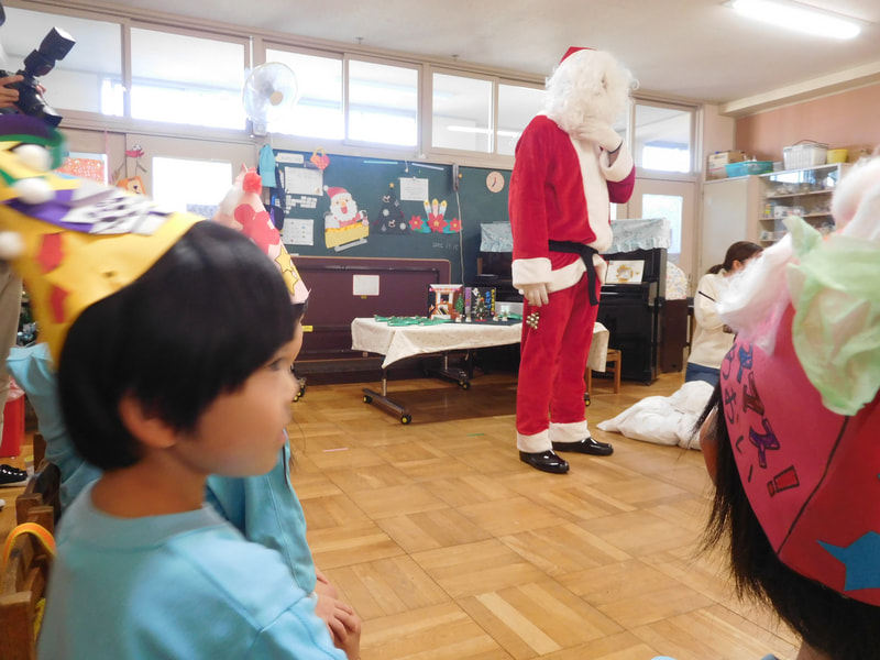 大きな大きなサンタさんに、子どもたちは一瞬固まりました。