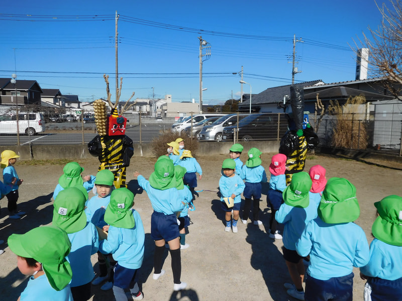 ちょっと優しい鬼だけど子どもたちにとっては怖い鬼でした。でも、最後にお面を取って先生が顔を見せると、ほっとした子どもたちでした。