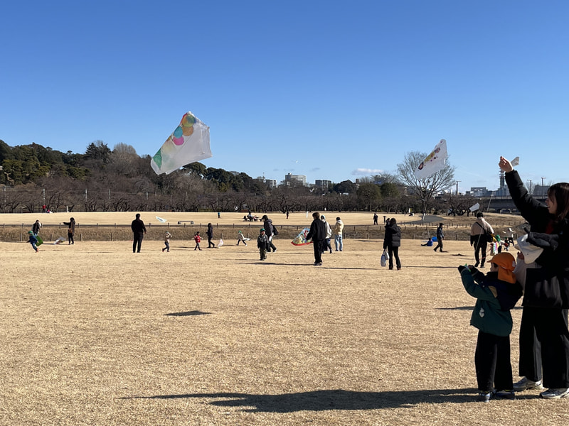 お家の方と作った「凧」。空高く上がるかな。