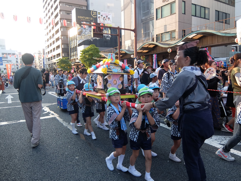 太鼓や笛の音が聞こえるよ