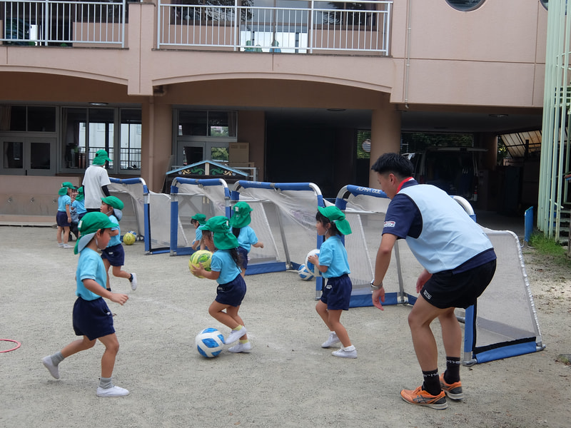 サッカーゴールにシュート