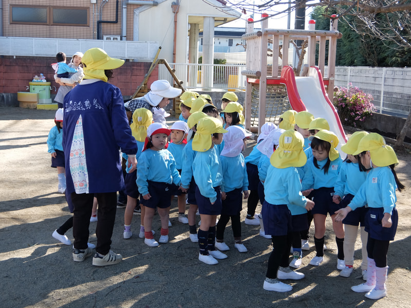 一緒に遊んで楽しかったね。おおきい幼稚園に戻ろう。「花が咲いたら見にこよう」